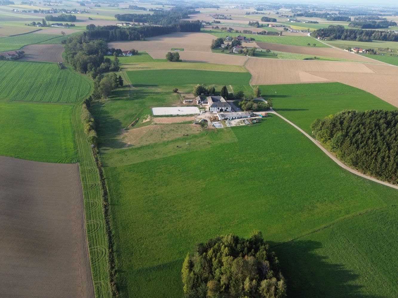 Der Hof mitten in den Wiesen