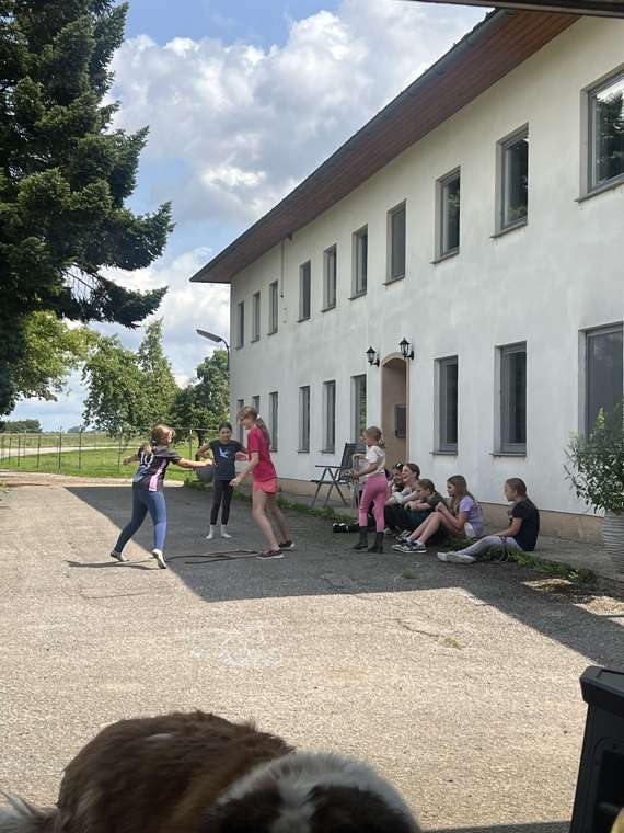 Spiele im Hof