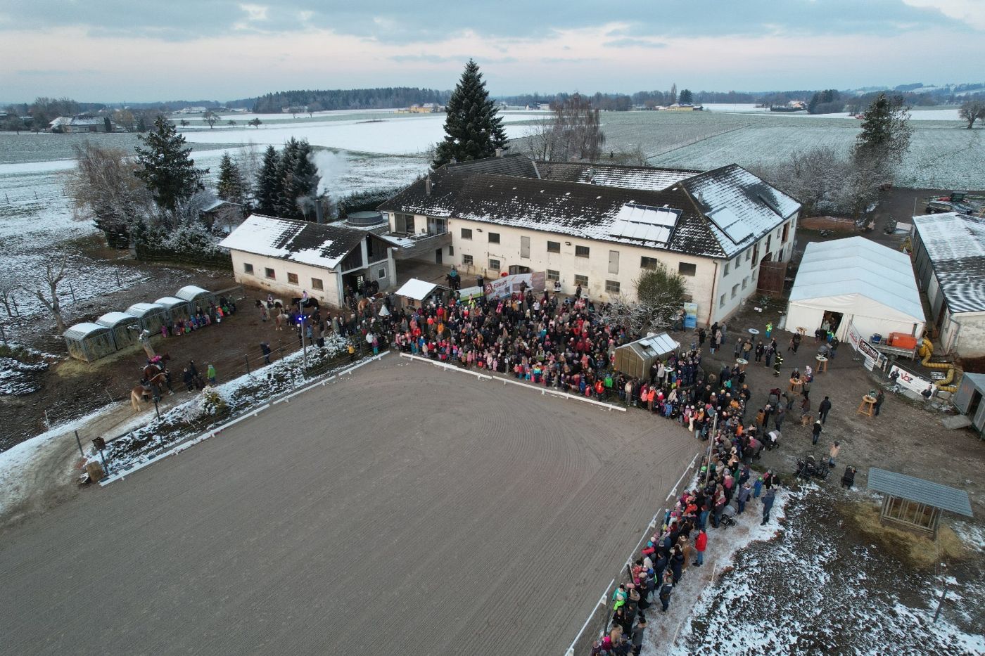 Hunderte Besucher rund um den Reitplatz
