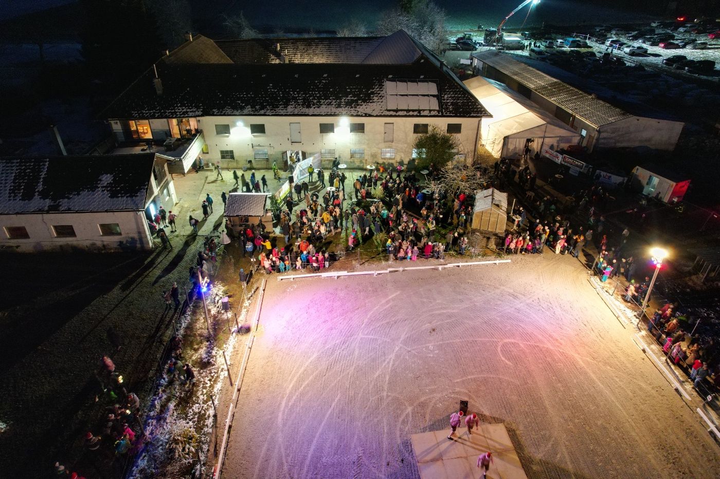 Pferdeweihnacht bei Nacht von oben