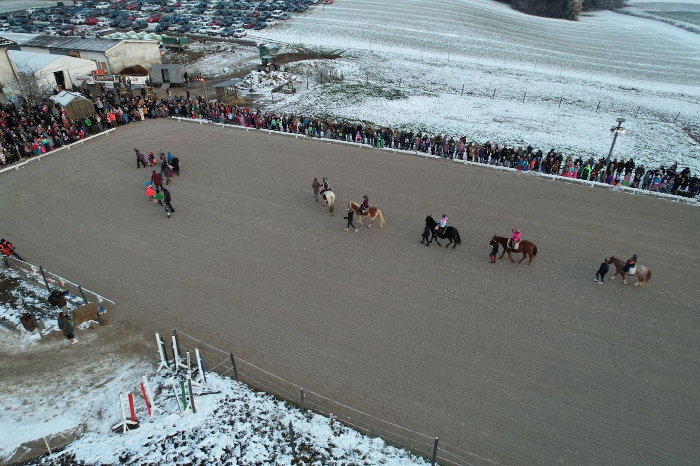 Kinder reiten im Umzug über den Reitplatz
