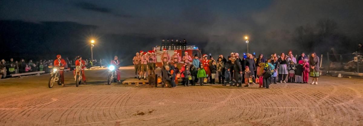 Gruppenfoto bei der Pferdeweihnacht 2025 auf dem Reitplatz mit Nikolos auf Motorrädern, Feuerwehr und Besuchern