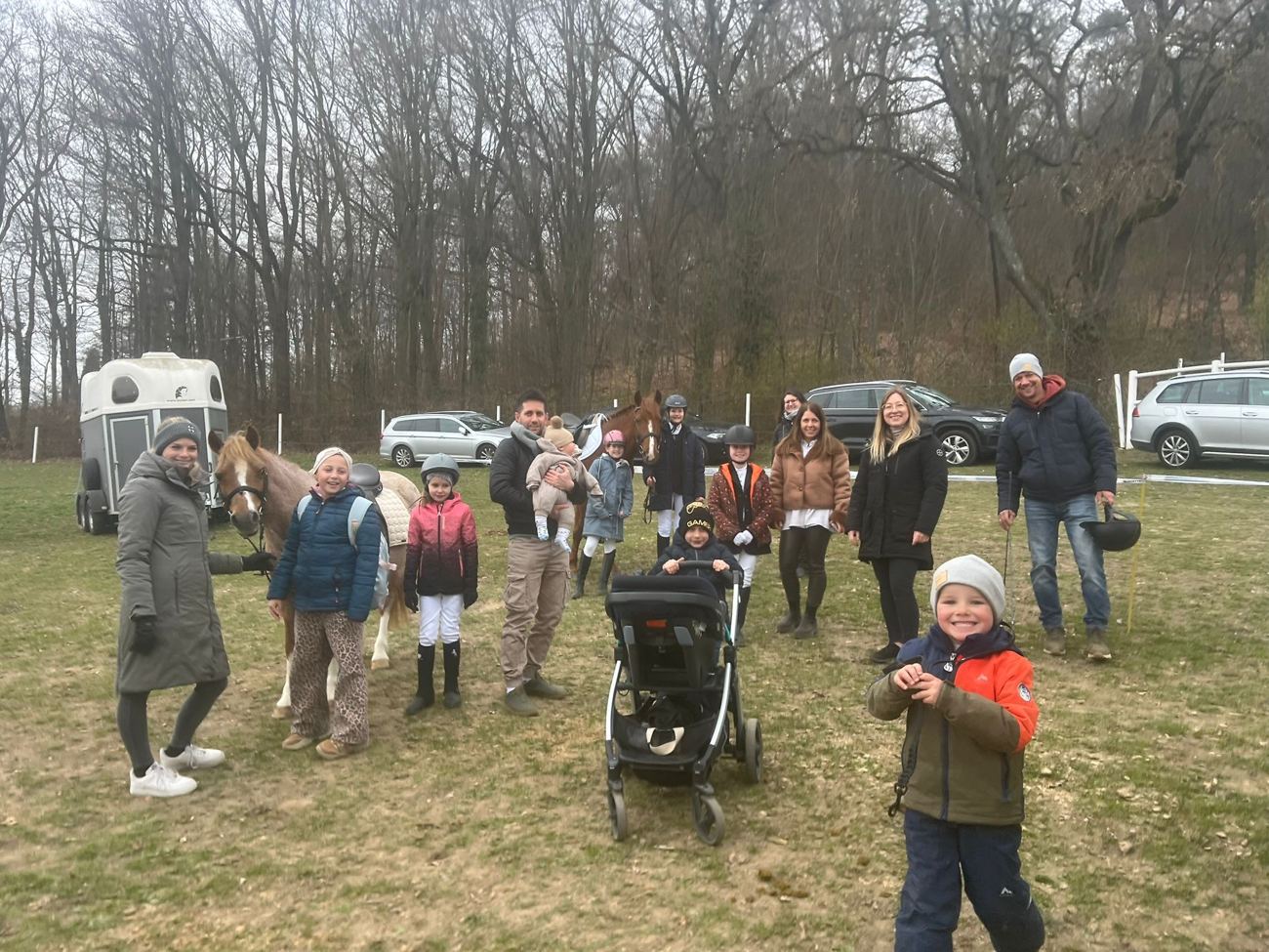 Gruppe mit Kindern, Eltern und Pony beim Turnier