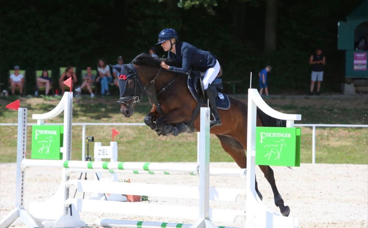Sprung im Parcours beim Springturnier in Haining